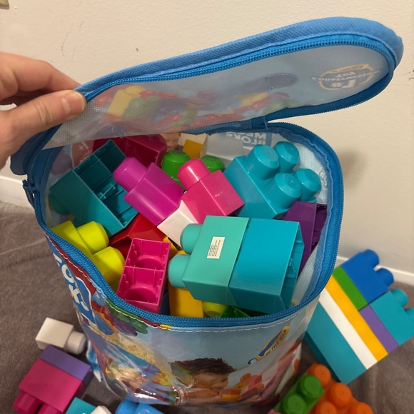 Mega Blocks set with extra blocks - Picture 3 of 3